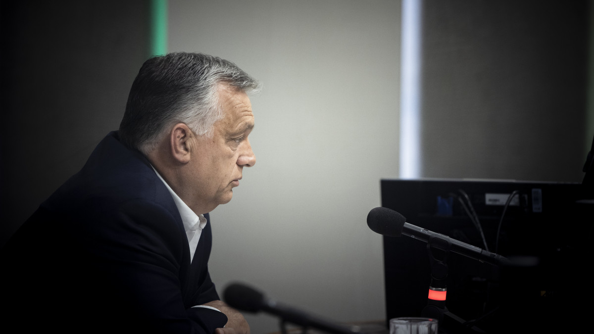 A Miniszterelnöki Sajtóiroda által közreadott képen Orbán Viktor kormányfő interjút ad a Jó reggelt, Magyarország! című műsorban a Kossuth rádió stúdiójában 2021. július 2-án.