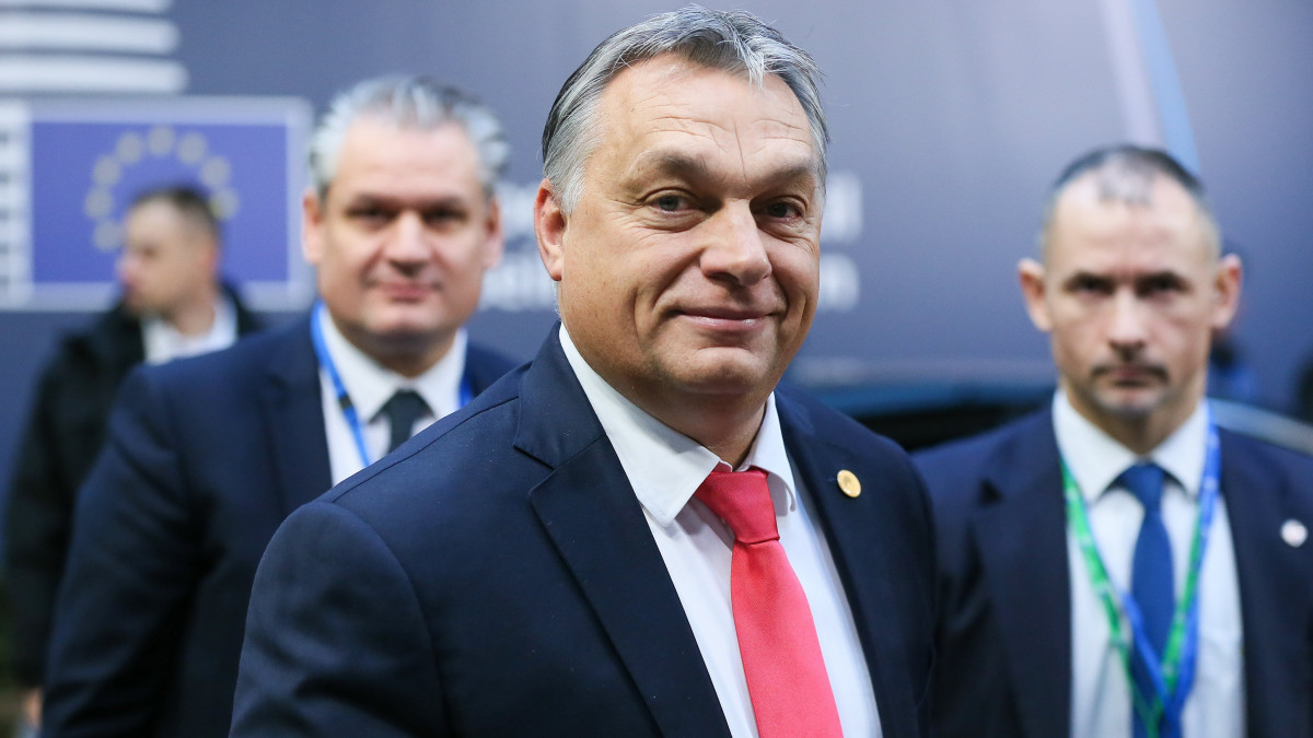 Brüsszel, 2017. december 15. Orbán Viktor miniszterelnök érkezik az uniós országok állam- és kormányfőinek csúcstalálkozójára Brüsszelben 2017. december 15-én, a kétnapos tanácskozás második napján. (MTI/EPA/Stephanie Lecocq)