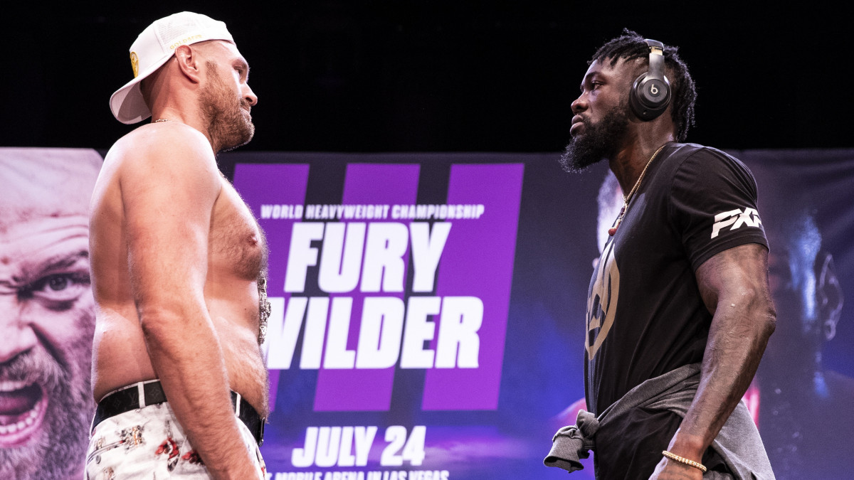 Tyson Fury brit ökölvívó, az Ökölvívó Világtanács, a WBC világbajnoka (b) és a korábbi övtulajdonos, az amerikai Deontay Wilder szemben áll egymással Los Angeles-i sajtótájékoztatójukon 2021. június 15-én. Fury és Wilder július 24-én harmadszor küzd meg egymással a WBC nehézsúlyú bajnoki címéért a Las Vegas-i T-Mobile Arénában.