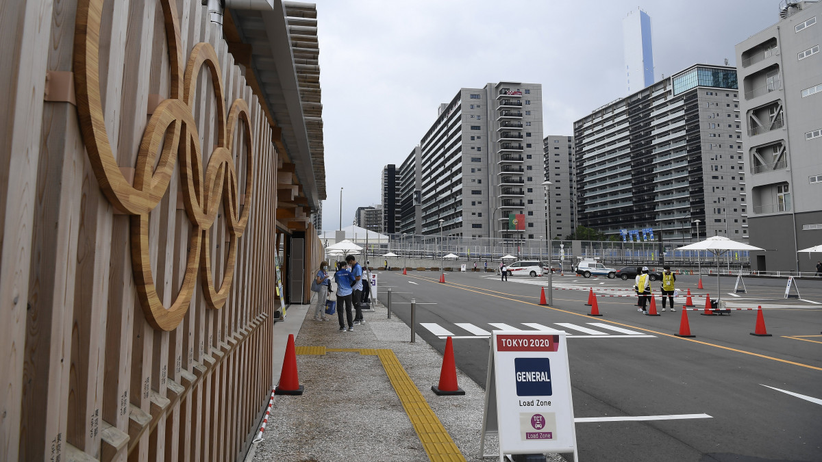Az olimpiai falu bejárata Tokióban, tíz nappal az ötkarikás játékok kezdete előtt, a hivatalos megnyitó napján, 2021. július 13-án. A világméretű koronavírus-járvány miatt 2021-re halasztott 2020-as tokiói nyári olimpia július 23-án kezdődik.