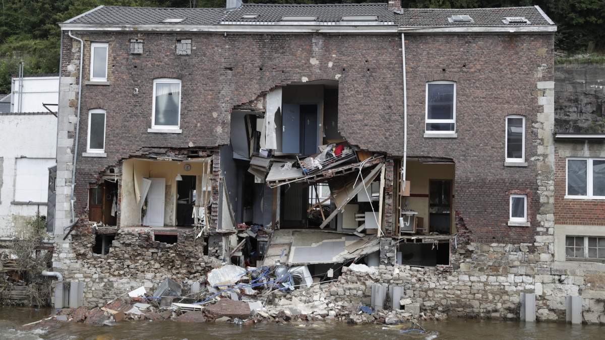 A heves esőzések nyomán kialakult özönvízszerű áradások miatt megrongálódott ház a belgiumi Pepinsterben 2021. július 19-én. Belgiumban 36-ra emelkedett a természeti katasztrófa száma, több mint 160 embert eltűntként tartanak nyilván.