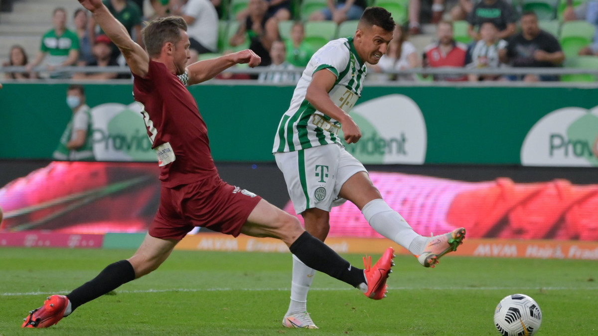 A ferencvárosi Myrto Uzoni (j) gólt lő a labdarúgó Bajnokok Ligája selejtezőjének 2. fordulójában játszott Ferencvárosi TC és a litván FK Zalgiris Vilnius mérkőzésen a budapesti Groupama Arénában 2021. július 20-án.