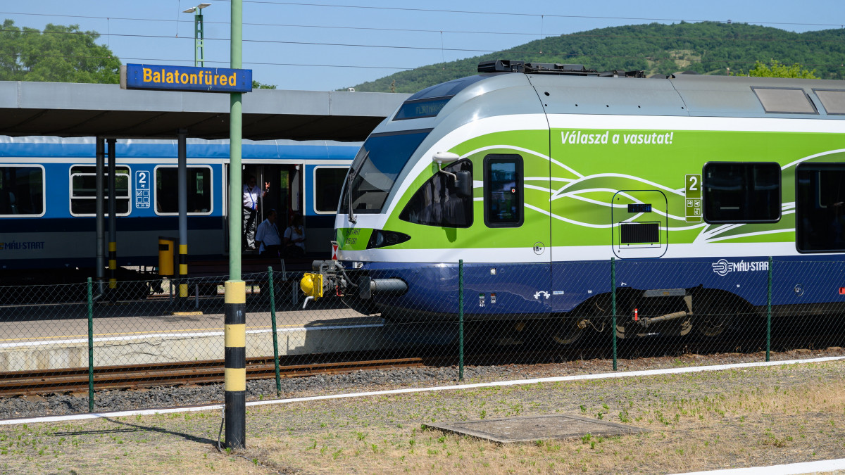 Flirt típusú villamos motorvonat a balatonfüredi vasútállomáson az észak-balatoni vasútvonal mintegy 24 milliárd forintból villamosított, Szabadbattyán és Balatonfüred közti szakasza avatásának napján, 2021. június 18-án.