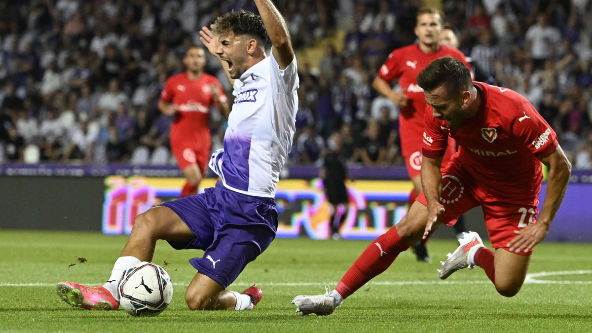 Az újpesti Lirim Kastrati (b) és Nico Hug, a liechtensteini csapat játékosa a labdarúgó Konferencia-liga selejtezőjének második fordulójában, az Újpest FC - FC Vaduz mérkőzésen Budapesten, a Szusza Ferenc Stadionban 2021. július 22-én.