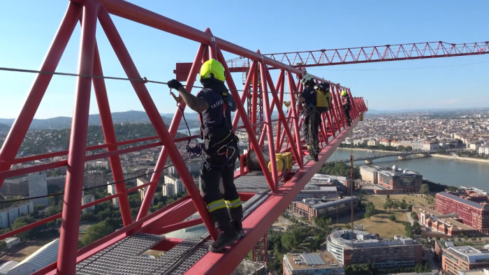 Magyar tűzoltó még nem nézett farkasszemet ilyen feladattal – videó