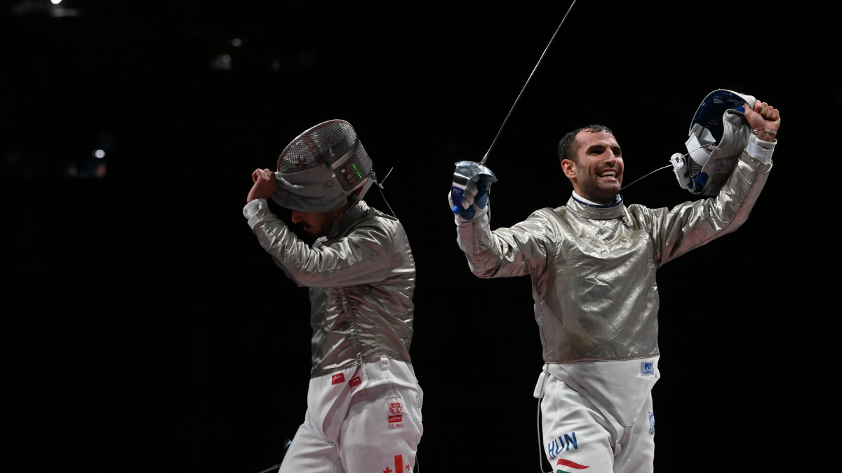 Szilágyi Áron (j) ünnepel, miután győzött a georgiai Sandro Bazadze (b) ellen a férfi kardozók egyéni versenyének elődöntőjében a világméretű koronavírus-járvány miatt 2021-re halasztott 2020-as tokiói nyári olimpián a Makuhari Rendezvényközpontban 2021. július 24-én.