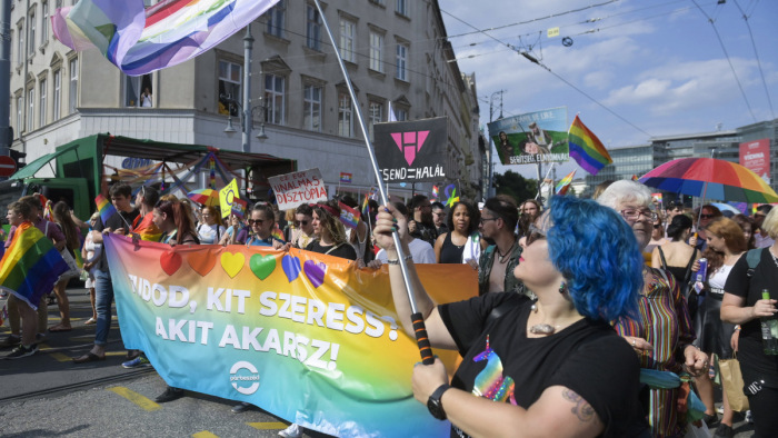 Pride: az elfogadást hirdették a transzparensek
