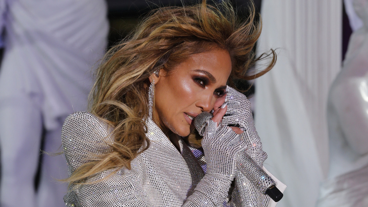 Jennifer Lopez amerikai énekesnő fellép a New York-i Times Square-en szilveszter éjszakáján, 2020. december 31-én. A koronavírus-járvány miatt idén ünneplő tömeg nélkül rendezték meg az eseményt.