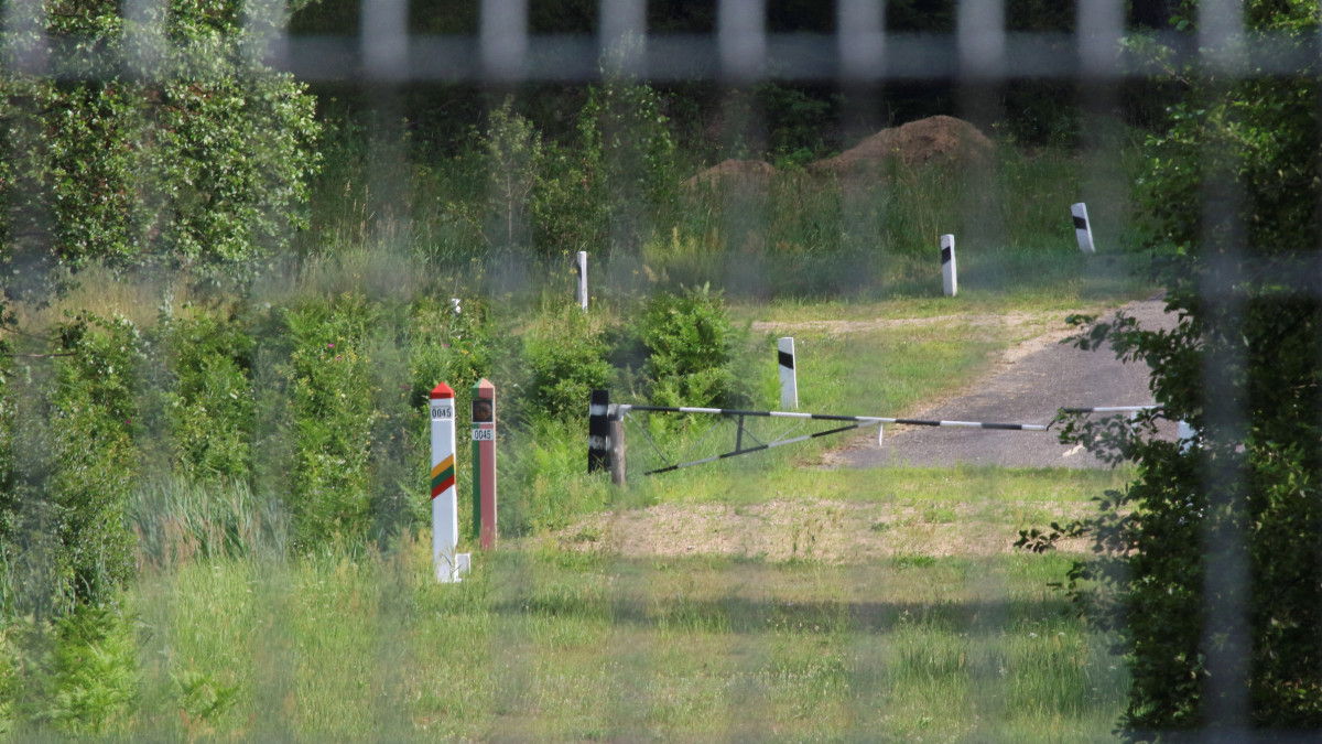 A litván-fehérorosz határ a litvániai Kapciamiestis településen 2021. július 19-én. Az Európai Unió határrendészeti ügynöksége, a Frontex 60 határőrt vezényel a litván-fehérorosz határra július 29. és október 6. között, miután a szomszédos Fehéroroszországból idén csaknem 2100 illegális bevándorló lépett be Litvánia területére. Litvánia július elején határkerítés építésébe fogott a közel-keleti és afrikai migránsok áradata miatt a Fehéroroszországgal közös szakaszon. A kerítés a tervek szerint 550 kilométer hosszúságú lesz.