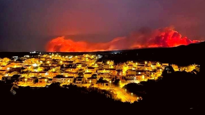 Hatalmas tűz pusztít Szardínia szigetén - fotó, videó
