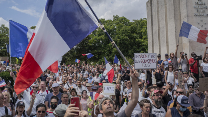 A francia kormány eltökélten nyomja az oltási programot, bár százezrek tüntetnek ellene