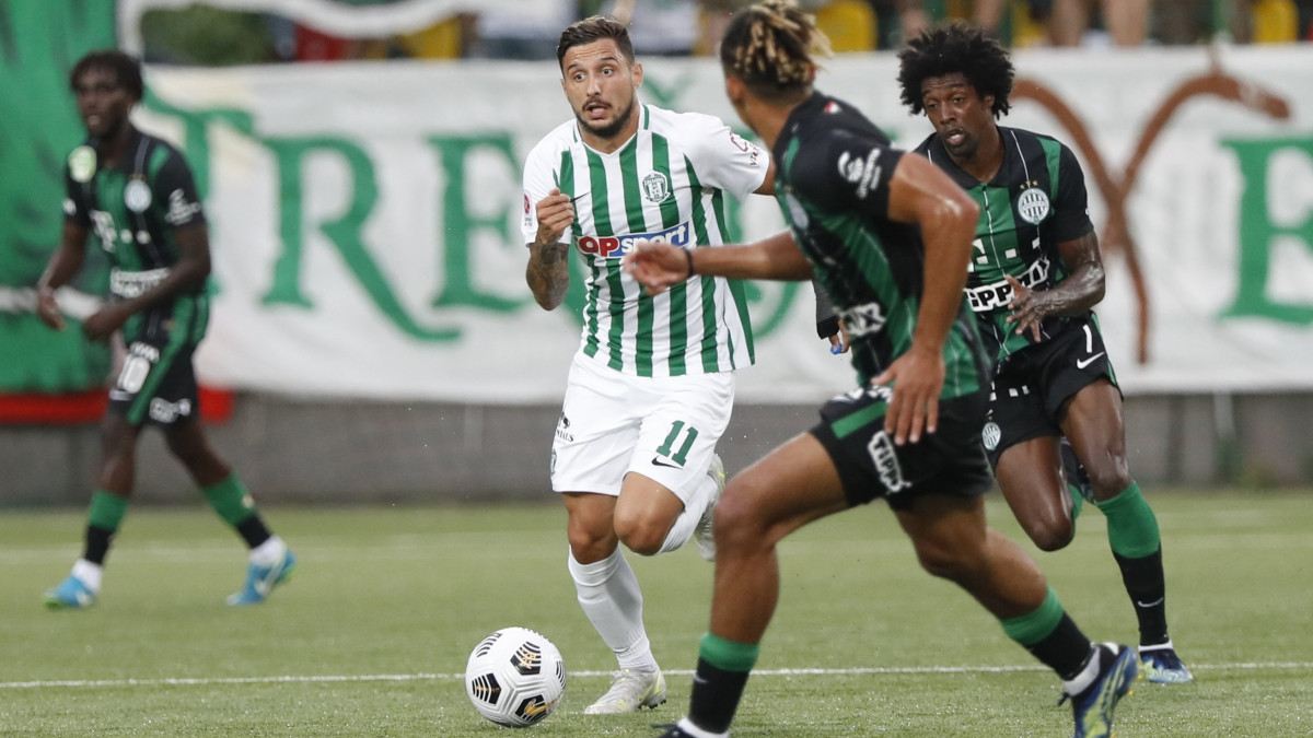 Samy Mmaee (j2) és Somália, a Ferencváros (j) valamint Hugo Videmont, a Zalgiris Vilnius játékosa a labdarúgó Bajnokok Ligája selejtezőjének második fordulójában játszott Ferencváros - Zalgiris Vilnius mérkőzés visszavágóján a vilniusi LFF Stadionban 2021. július 27-én.