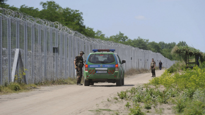 Gázspray-vel támadtak az illegális határátlépők Ásotthalomnál