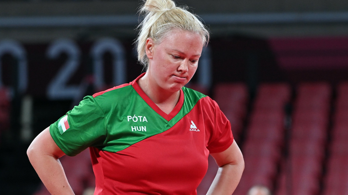 Póta Georgina a svájci Rachel Moret elleni mérkőzésén, a világméretű koronavírus-járvány miatt 2021-re halasztott 2020-as tokiói nyári olimpia asztalitenisz-bajnoksága női egyesének második fordulójában a Tokiói Fővárosi Sportcsarnokban 2021. július 25-én.