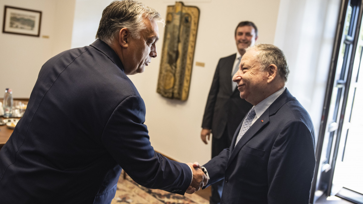 A Miniszterelnöki Sajtóiroda által közreadott képen Orbán Viktor miniszterelnök (b) kezet fog megbeszélésük előtt Jean Todttal, a Nemzetközi Automobil Szövetség (FIA) elnökével, aki egyben az ENSZ-főtitkár közlekedésbiztonsági különmegbízottja (j) a Karmelita kolostorban 2021. július 30-án, a Formula-1 Magyar Nagydíj hétvégéje előtt. Mellettük Palkovics László innovációs és technológiai miniszter, az autó-motorsport fejlesztéséért és a közlekedésbiztonság kiemelt kezeléséért felelős kormánybiztos (k).