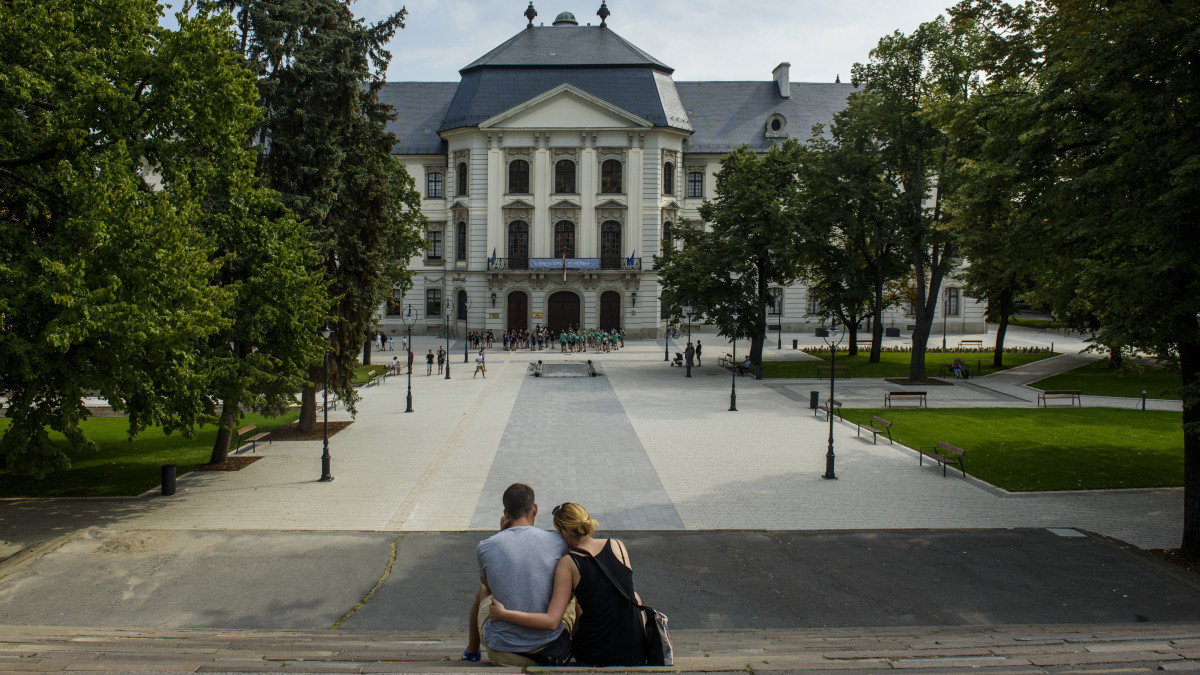 A felújított Eszterházy tér és az Eszterházy Károly Egyetem épülete Egerben 2019. augusztus 25-én. A Belvárosi terek komplex megújítása című program keretében két épületet és öt közterületet újítanak fel.