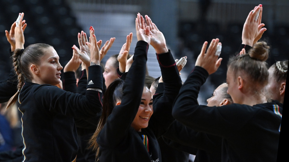 A magyar női kézilabda-válogatott tagjai, balról Helembai Fanny, középen Lukács Viktória a világméretű koronavírus-járvány miatt 2021-re halasztott 2020-as tokiói nyári olimpia női kézilabda-bajnokságának negyeddöntőjében játszott Magyarország  Norvégia mérkőzés kezdete előtt a Jojogi Nemzeti Sportcsarnokban 2021. augusztus 4-én.