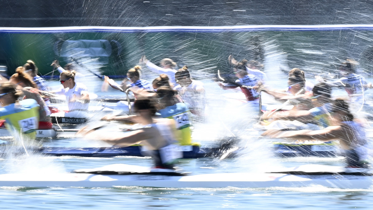 Kozák Danuta, Csipes Tamara, Kárász Anna és Bodonyi Dóra (középen b-j) a női kajaknégyesek 500 méteres versenyének előfutamában a világméretű koronavírus-járvány miatt 2021-re halasztott 2020-as tokiói nyári olimpián a Sea Forest Kajak-kenu Pályán 2021. augusztus 6-án. A magyar egység győzött futamában és bejutott a középdöntőbe.