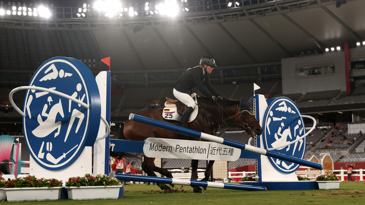 CHOFU, JAPAN - AUGUST 06: Annika Schleu of Team Germany fails a jump during the Riding Show Jumping of the Womens Modern Pentathlon on day fourteen of the Tokyo 2020 Olympic Games at Tokyo Stadium on August 06, 2021 in Chofu, Japan. (Photo by Dan Mullan/Getty Images)