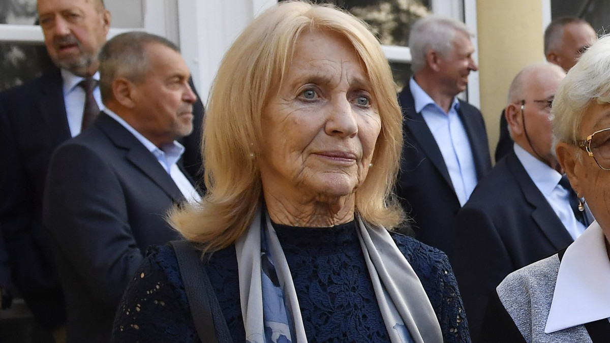 Sákovicsné Dömölky Lídia olimpiai bajnok tőrvívónő és Fábiánné Rozsnyói Katalin olimpiai bajnok kajakozó (b-j) a Mexikóban 1968-ban rendezett olimpia 50. évfordulója alkalmából tartott ünnepségen a nagykövetség rezidenciáján 2018. október 8-án.