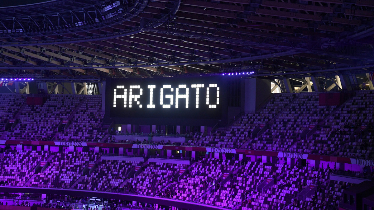 Arigato (köszönöm) felirat a világméretű koronavírus-járvány miatt 2021-re halasztott 2020-as tokiói nyári olimpia záróünnepsége az Olimpiai Stadionban 2021. augusztus 8-án.