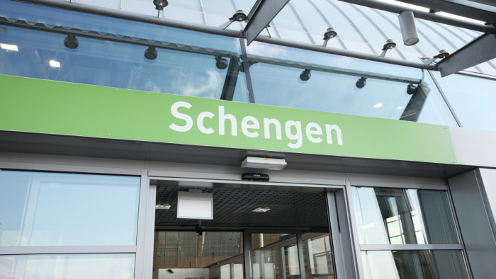 Bécsben is össztűz zúdult az osztrák kormánypártra a schengeni vétó miatt