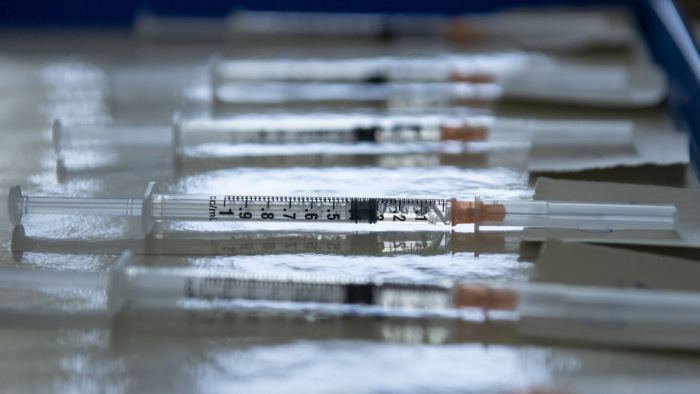 Itt vannak a legfrissebb adatok a Pfizer-vakcina hatékonyságának időbeli változásáról