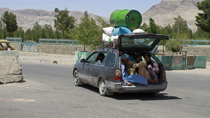 Washington: már egy tucatnyi országon keresztül folyhat a kimenekítés Afganisztánból