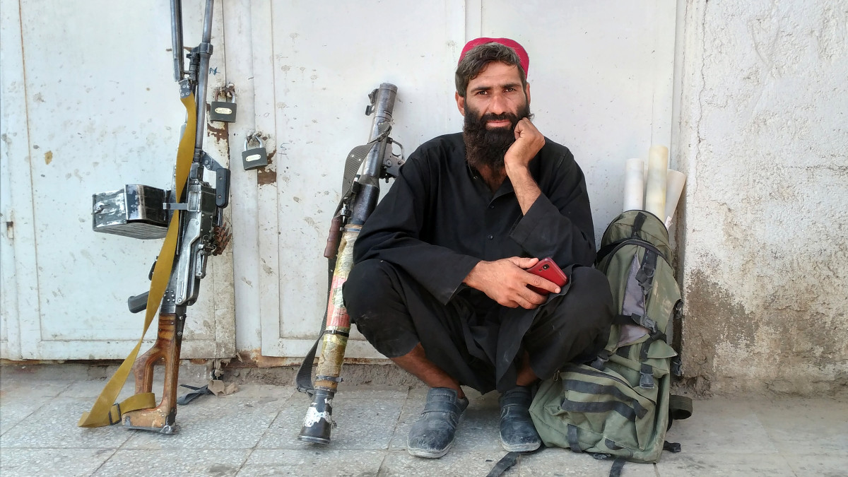 Radikális iszlamista tálib harcosok járőröznek az általuk elfoglalt nyugat-afganisztáni Faráh városban 2021. augusztus 11-én. A kabuli kormány ellen harcoló tálibok, akik megsokszorozták támadásaikat, amióta az amerikai csapatok és szövetségeseik májusban megkezdték kivonulásukat Afganisztánból, Faráh elfoglalásával az utóbbi öt napban már a hetedik tartományi székhelyet kaparintották meg a 34-ből. A szélsőségesek kezén van már Sibargan, Zarandzs, Aibak, Kunduz, Talikan, Szári-Pul és most már Faráh is.