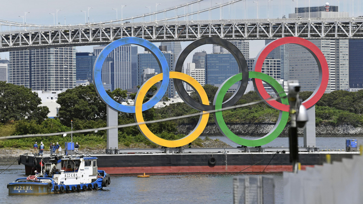 Elvontatják az olimpiai ötkarikát a tokiói Odaiba Tengeri Parkban 2021. augusztus 11-én, három nappal a világméretű koronavírus-járvány miatt 2021-re halasztott 2020-as tokiói nyári olimpia záróünnepsége után.