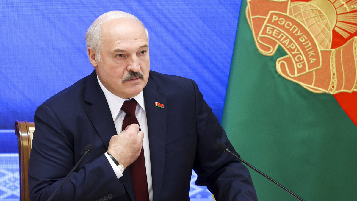 Aljakszandr Lukasenka fehérorosz elnök a hagyományos évenkénti sajtótájékoztatóján Minszkben 2021. augusztus 9-én, az ellene indult tömegtüntetések kezdetének első évfordulóján. Fehéroroszországban hónapokon át rendszeresen tömegek vonultak utcára, miután a hivatalos eredmények szerint Aljakszandr Lukasenka a szavazatok 80,1 százalékával megnyerte a tavalyi elnökválasztást. Az ellenzék csalásnak minősítette az eredményt, és Szvjatlana Cihanouszkaja ellenzéki jelöltet ismerte el győztesnek. A megmozdulásokat a biztonsági erők brutálisan leverték, Cihanouszkaja Litvániába menekült.
