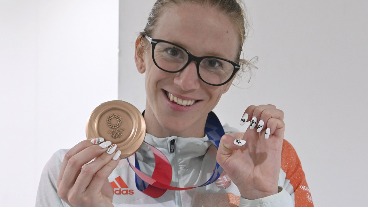 A bronzérmes Kovács Sarolta a női öttusázók egyéni versenyének eredményhirdetése után a világméretű koronavírus-járvány miatt 2021-re halasztott 2020-as tokiói nyári olimpián a Tokió Stadionban 2021. augusztus 6-án.