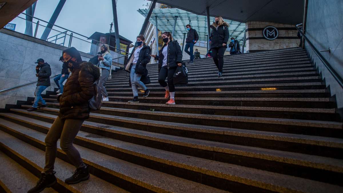 Védőmaszkot viselő járókelők a budapesti Örs vezér téren 2020. november 11-én. A koronavírus-járvány elleni kormányzati védelmi intézkedések új elemeként kötelező a maszkviselés a 10 ezernél több lakosú települések egyes közterületein; a területek kijelölése a polgármester feladata. Sporttevékenység során, valamint a parkokban, illetve zöldterületeken a maszk viselése továbbra sem kötelező.