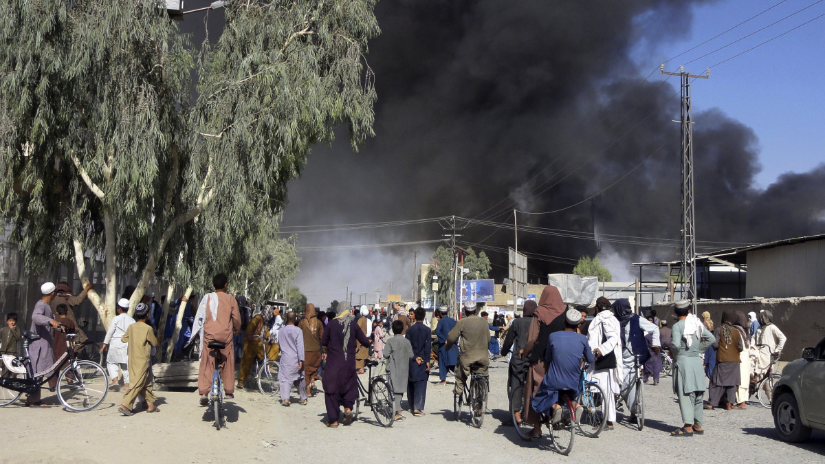 Füst száll a magasba a radikális iszlamista tálib harcosok és a kormányerők összecsapása nyomán a délnyugat-afganisztáni Kandahár városban 2021. augusztus 12-én. A tálibok elfoglalták Kandahárt, Afganisztán második legnépesebb városát. Az elmúlt nyolc napban a tálibok az afgán tartományi székhelyek közel felét megszerezték. A nagyvárosok közül már csak Kabul, Mazar-i-Saríf és Dzsalálábád áll a kormányerők felügyelete alatt.