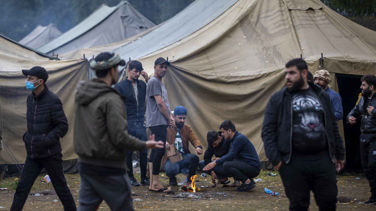 Illegális bevándorlók a litvániai Rudninkai gyakorlótéren létesített sátortábor területén Vilniustól délre 2021. augusztus 4-én. Az év eleje óta 3800 illegális bevándorlót tartóztattak fel a litván-fehérorosz határon. Litvánia azzal gyanúsítja Fehéroroszországot, hogy Bagdadból és Isztambulból közvetlen repülőjáratokon utaztat be, többségében iraki migránsokat, hogy aztán illegálisan az Európai Unió területére küldje őket tovább.