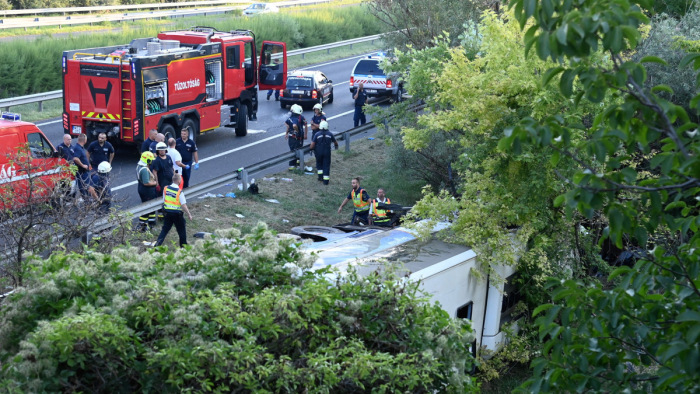 Turistákat szállított a balesetet szenvedett autóbusz, a sofőr is az áldozatok között van