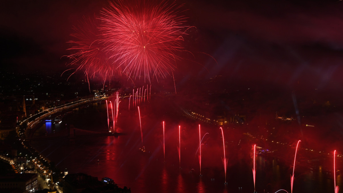 Tűzijáték a Duna felett Budapesten az államalapítás ünnepén, Szent István napján 2021. augusztus 20-án.