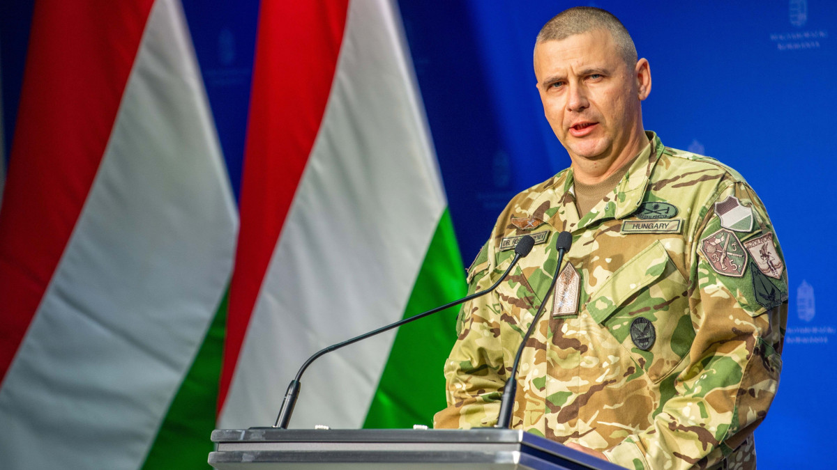 Ruszin-Szendi Romulusz altábornagy, a Magyar Honvédség parancsnoka a Kormányinfó sajtótájékoztatón a Miniszterelnöki Kabinetiroda sajtótermében 2021. augusztus 21-én.