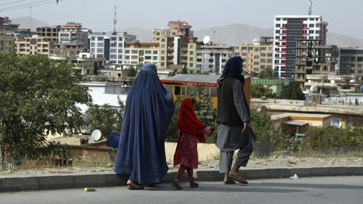 Burkát viselő afgán nő gyermekével és férjével Kabulban 2021. augusztus 22-én. Afganisztán legnagyobb részét elfoglalták az iszlamista tálibok a kormányerőktől.