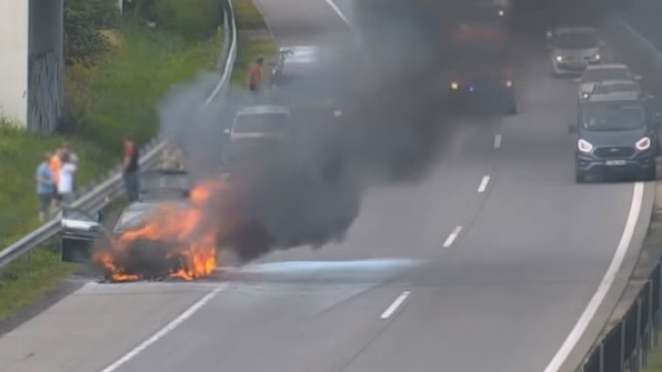 Percek alatt a lángok martalékává vált egy autó az M0-son – videó