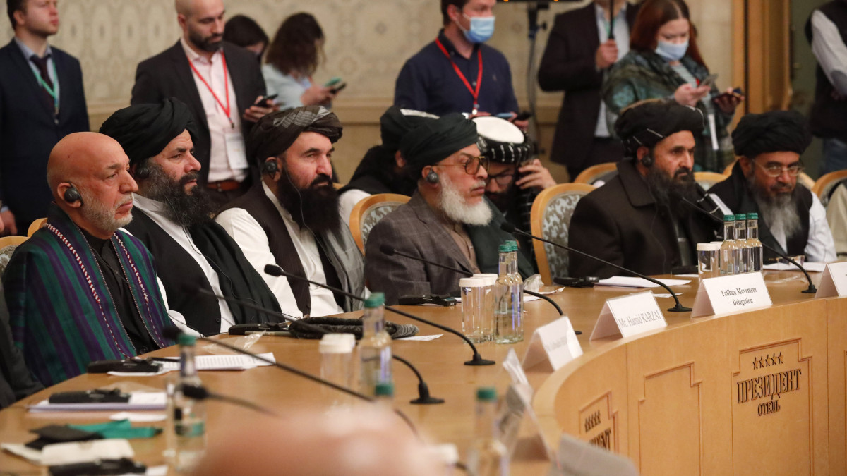 Hamid Karzai volt afgán államfő (b) és a tálib küldöttség tagjai az Oroszország által kezdeményezett nemzetközi Afganisztán-konferencián Moszkvában 2021. március 18-án. Az afganisztáni békefolyamat felgyorsítását célzó találkozót a kabuli kormány és az ellene harcoló tálib fegyveresek, valamint az Egyesült Államok, Kína és Pakisztán küldöttségének részvételével rendezik. Jobbról a második Abdul Gáni Baradar molla, az afganisztáni tálib mozgalom társalapítója és főtárgyalója.