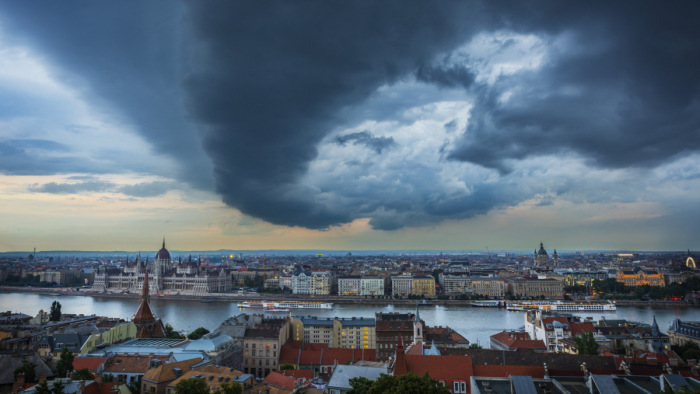 Számos kockázatot lát a hitelminősítő Magyarországgal kapcsolatban