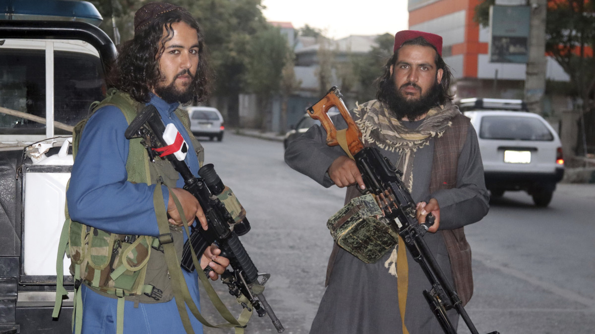 Iszlamista tálib fegyveresek járőröznek Kabulban 2021. augusztus 28-án.