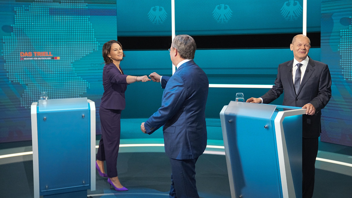 Annalena Baerbock, a Zöldek, Armin Laschet, a Kereszténydemokrata Unió (CDU) és a Keresztényszociális Unió (CSU) szövetség és Olaf Scholz, a Német Szociáldemokrata Párt (SDP) kancellárjelöltje (b-j) az első televíziós vitájának kezdete előtt Berlinben 2021. augusztus 29-én. Németországban szeptember 26-án tartanak parlamenti választásokat.