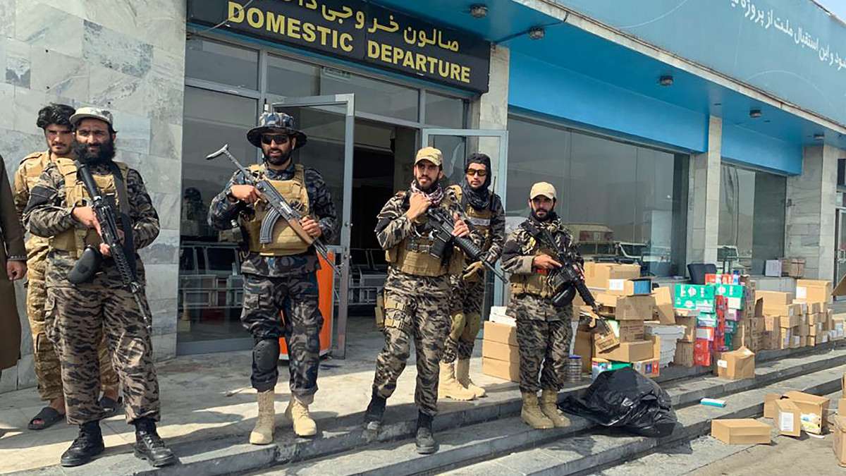 Tálib fegyveresek a kabuli Hamid Karzai Nemzetközi Repülőtéren 2021. augusztus 31-én, egy nappal azután, hogy az Egyesült Államok befejezte az Afganisztánból történő kivonulást és az amerikai állampolgárok, harmadik országból származó állampolgárok és a kiszolgáltatott helyzetben lévő afgánok evakuálására irányuló missziót.