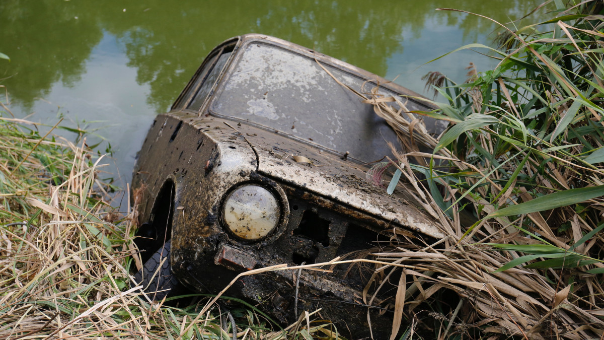 Autó, amelyet a Zala folyóból emeltek ki tűzoltók Zalavár közelében 2021. augusztus 31-én. A vízből kiemelt Lada vélhetően egy az 1990-es évek vége felé ellopott autó, amiben a kiemelésekor nem találtak emberi maradványokat.