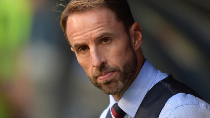 Gareth Southgate szerint néhány játékos összeesküvés-elméletek miatt nem oltatja be magát