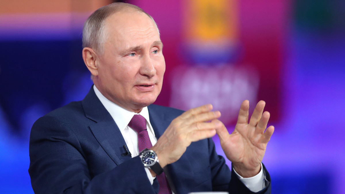 Vlagyimir Putyin orosz elnök (k) a Kérdések és válaszok elnevezésű éves interaktív televíziós fórumon válaszol a lakosság kérdéseire a moszkvai Világkereskedelmi Központ stúdióban 2021. június 30-án.