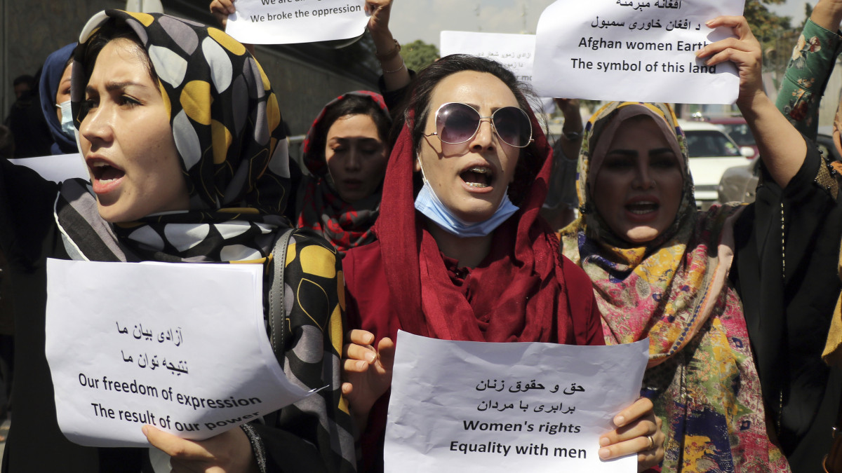 Afgán nők az iszlamista tálibok uralma alatti jogaikért tüntetnek Kabulban 2021. szeptember 3-án. Az előző tálib uralom idején, 1996-2001 között az iszlám törvények voltak érvényben, amelyek erősen korlátozták a nők jogait. A tálibok augusztusban foglalták el Afganisztán legnagyobb részét, miután az Egyesült Államok vezette NATO-erők kivonultak az országból, az utolsó amerikai katona augusztus 31-én távozott.