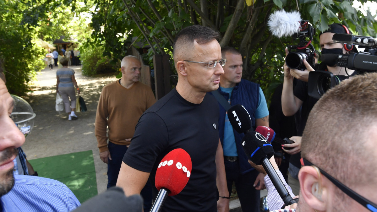 Szijjártó Péter külgazdasági és külügyminiszter nyilatkozik a sajtó munkatársainak a Polgári Magyarországért Alapítvány rendezvényén, a Polgári Pikniken a kötcsei Dobozy kúriánál 2021. szeptember 4-én.